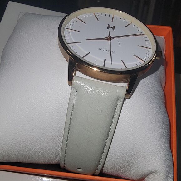 New Ladies Movado Watch White Dial & leather strap 07101382 in Box w paperwork